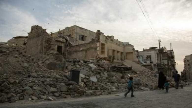 Bajarê Reqayê ji aliyê firokeyên nenaskirî ve tê bombebaran kirin